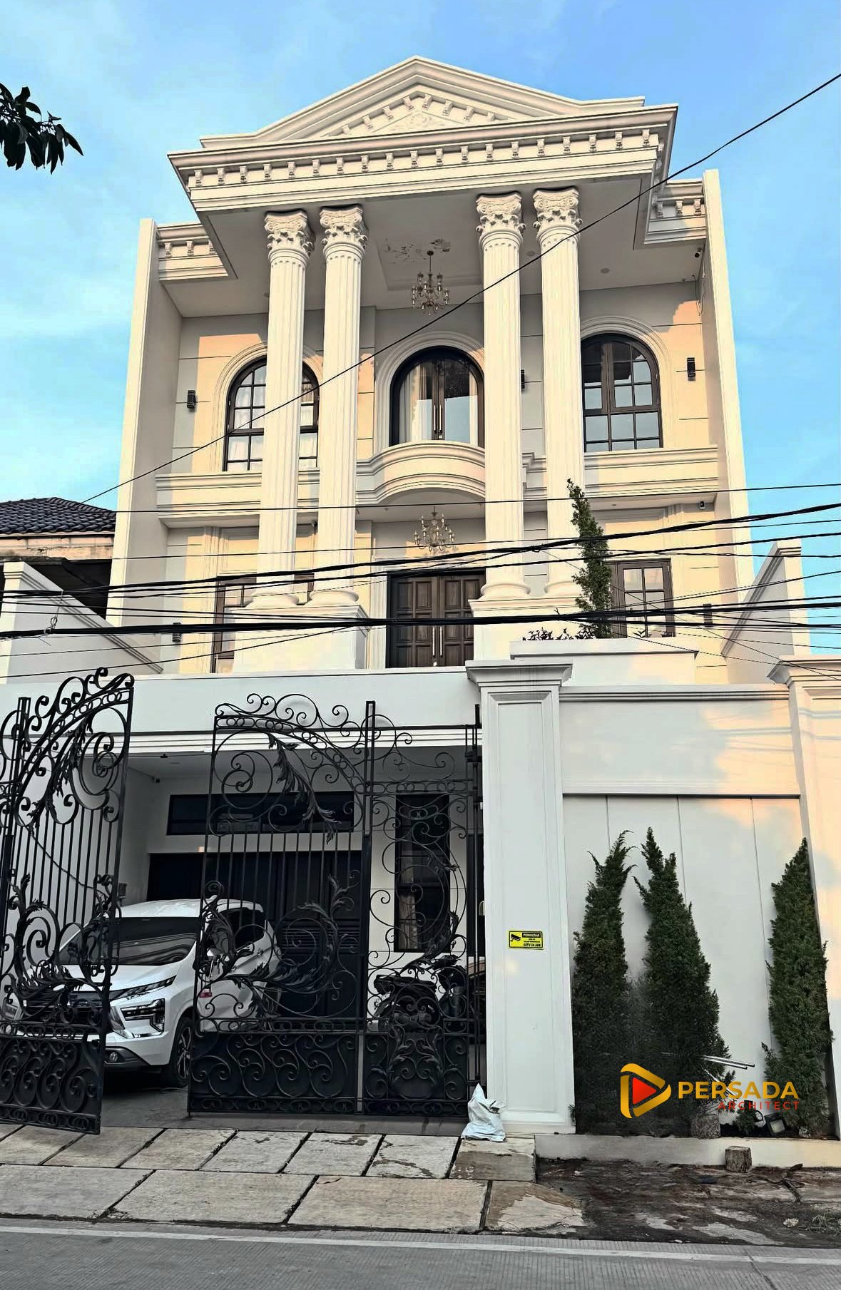 RUMAH KLASIK 3 LANTAI